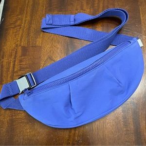Athleta belt bag / kinetic waist bag